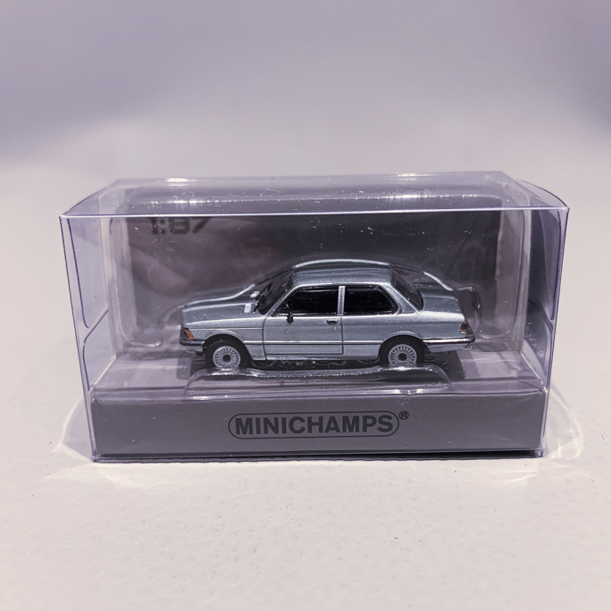 BMW 323i, 1975, Bleu Pâle Métal - MINICHAMPS 870 020000 - 1/87