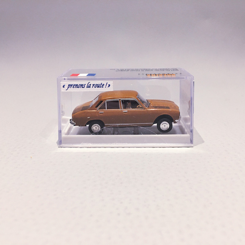 Peugeot 504 Marron, avec personnages - BREKINA / SAI 1631 - 1/87