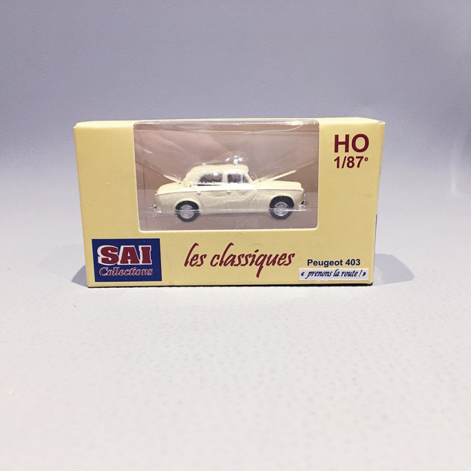 Peugeot 403 Taxi Beige, avec personnages - SAI 1621 - 1/87