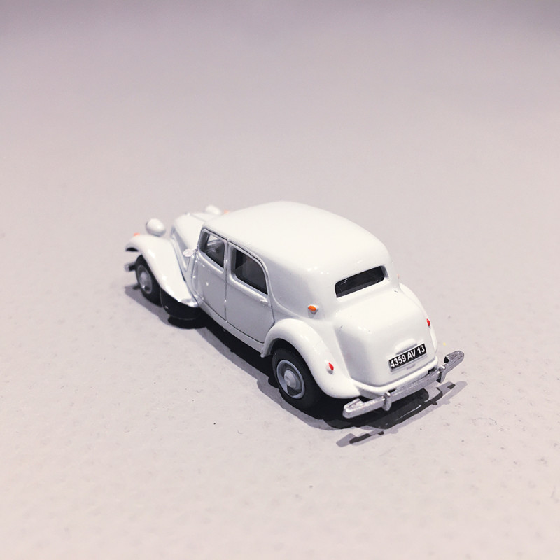 Citroën Traction 11A, 1952, avec personnages - SAI 1601 - 1/87