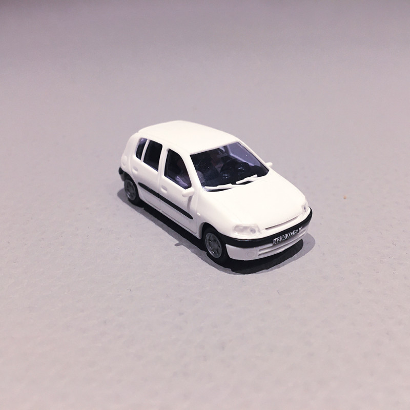 Renault Clio 2, 4p, Blanche, avec personnages - SAI 1642 - 1/87