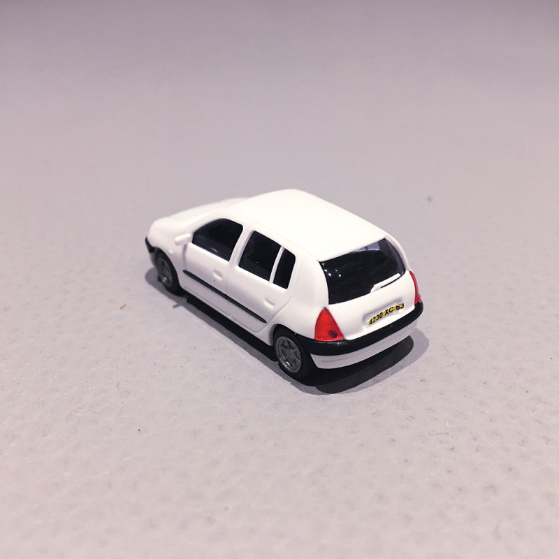 Renault Clio 2, 4p, Blanche, avec personnages - SAI 1642 - 1/87