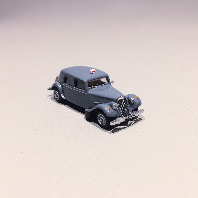 Citroën Traction 11A 1952, Taxi, Gris Foncé, avec personnages - SAI 1602 - 1/87