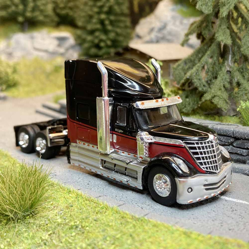 Camion, tracteur International LoneStar, noir et rouge - Brekina 85829 - 1/87