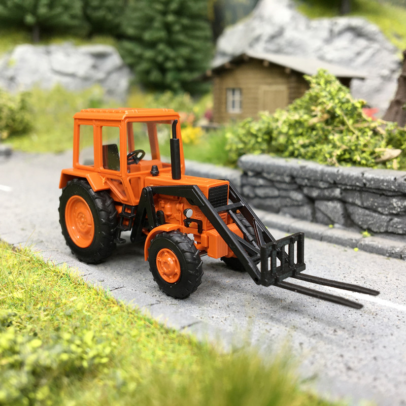 Belarus MTS82, chargeur frontal et fourches - BUSCH 51308 - HO 1/87