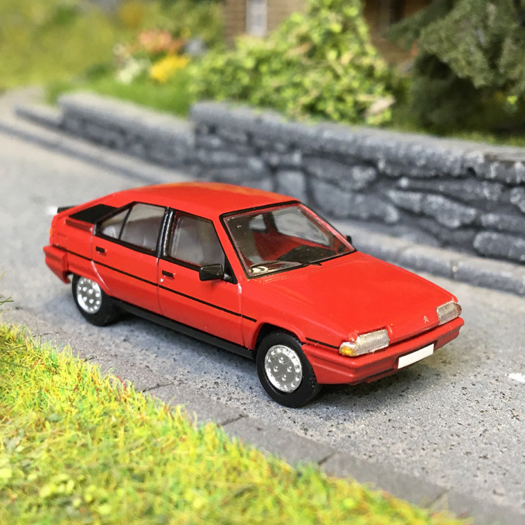 Citroën BX 16 phase 1, rouge, 1983 - SAI 6484 - HO 1/87