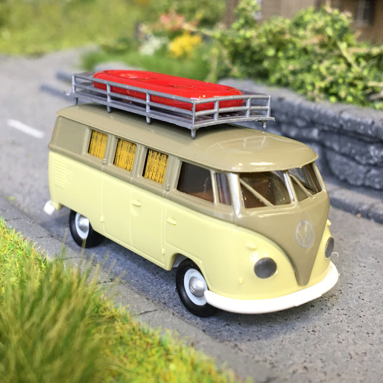 Volkswagen T1b, camping car avec galerie de toit/bateau, 1960 - BREKINA 31638 - HO 1/87