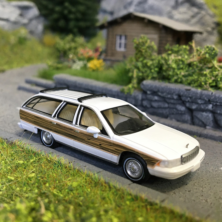 Chevrolet Caprice break, blanc/ décor bois, 1991 - PCX 870453 - HO 1/87