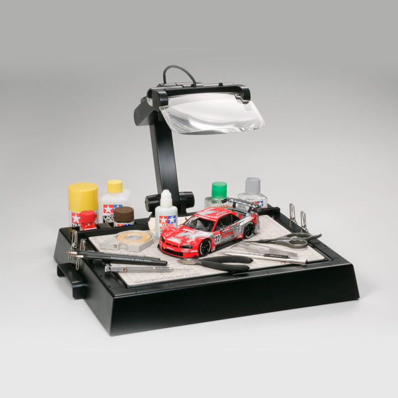 Support de travail avec lentille grossissante - TAMIYA 74064 Support de travail avec lentille grossissante - TAMIYA 74064