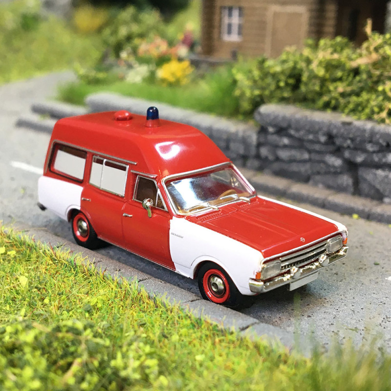 Opel Rekord C, Ambulance pompiers, rouge, 1968 - BREKINA 20675 - HO 1/87