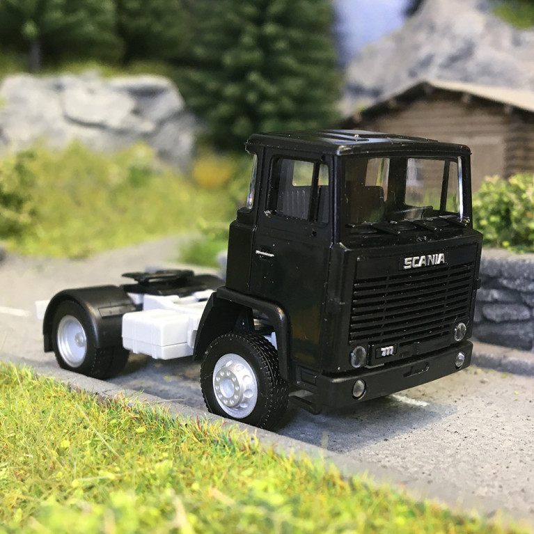 Tracteur Scania 111 2 essieux, noir, 1974 - HERPA 318976-002 - HO 1/87
