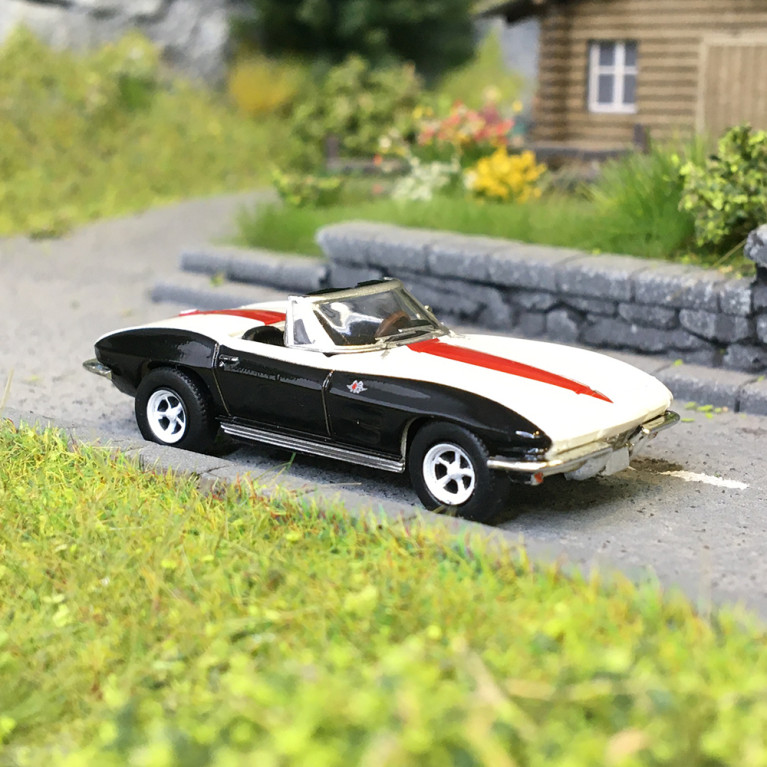 Chevrolet Corvette C2, cabriolet ouvert, weekend on race track, 1963 - Brekina 18029 - HO 1/87