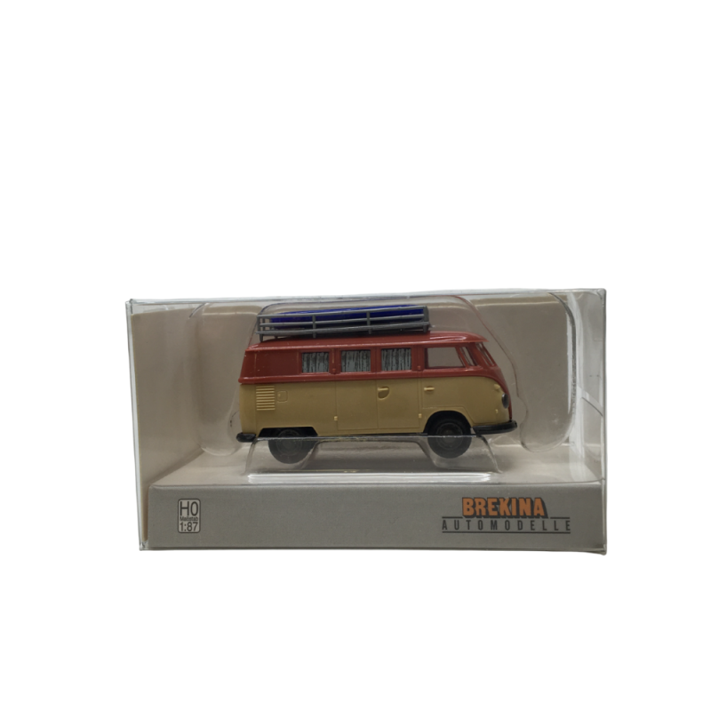 Volkswagen T1b camper, rouge et beige, chargé d'un canot gonflable, 1960 - Brekina 31639 - HO 1/87