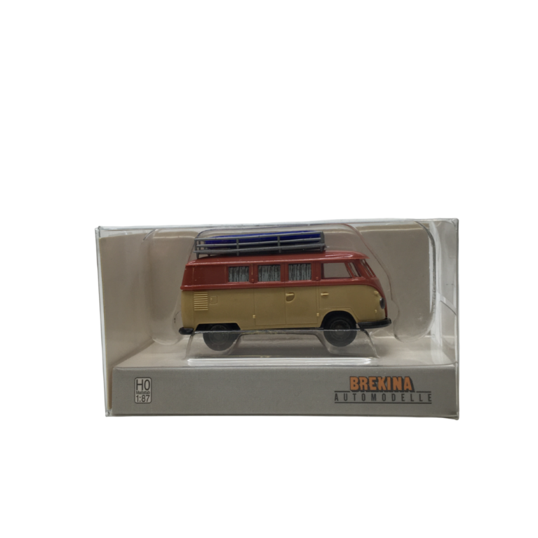 Volkswagen T1b camper, rouge et beige, chargé d'un canot gonflable, 1960 - Brekina 31639 - HO 1/87