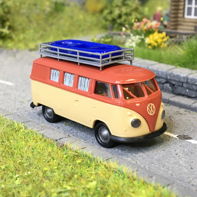 Volkswagen T1b camper, rouge et beige, chargé d'un canot gonflable, 1960 - Brekina 31639 - HO 1/87