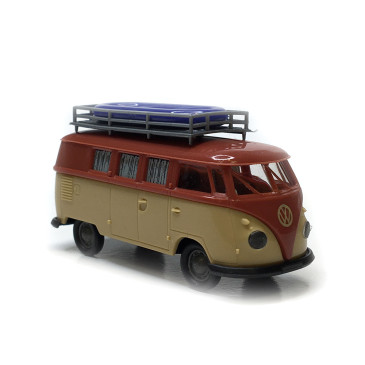 Volkswagen T1b camper, rouge et beige, chargé d'un canot gonflable, 1960 - Brekina 31639 - HO 1/87