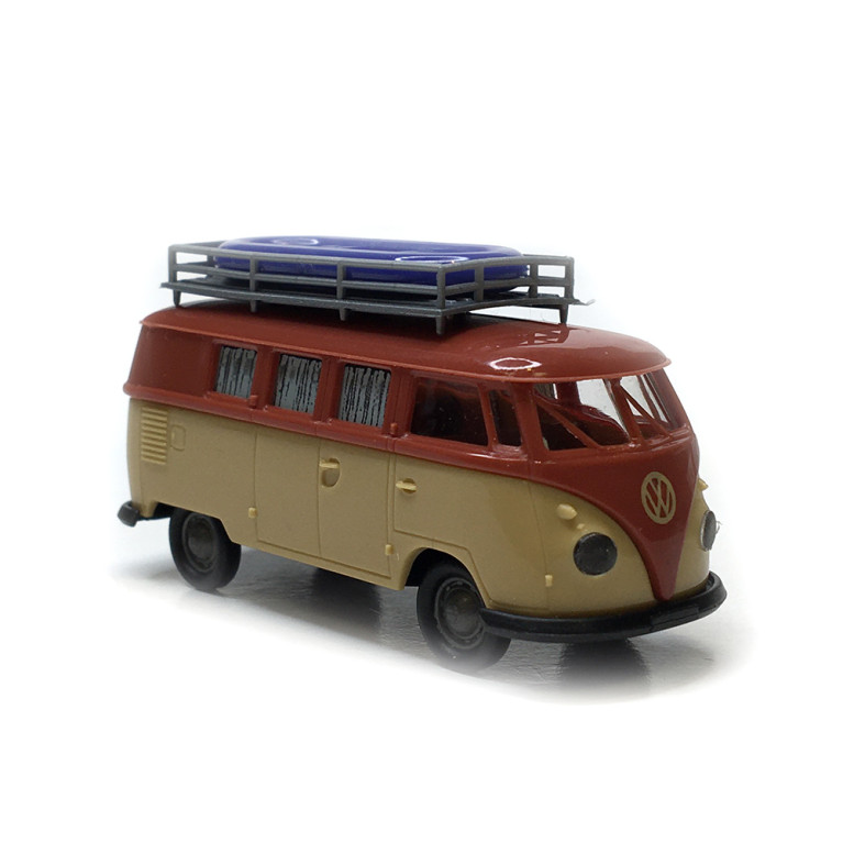 Volkswagen T1b camper, rouge et beige, chargé d'un canot gonflable, 1960 - Brekina 31639 - HO 1/87