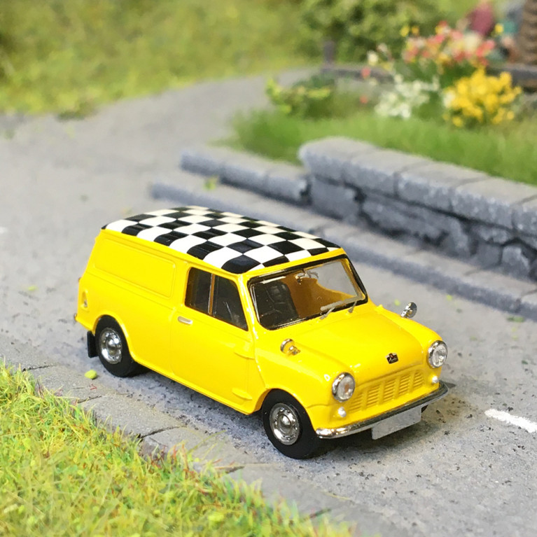 Austin Mini Countryman Van, jaune avec drapeau de course, 1960 - Brekina 15364 - HO 1/87