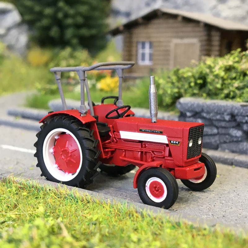 Tracteur Mc-Cormick INTERNATIONAL HI 624, avec arceau de sécurité et lame de coupe pour fauchage, 1965 - REE CB-182 - HO 1/87