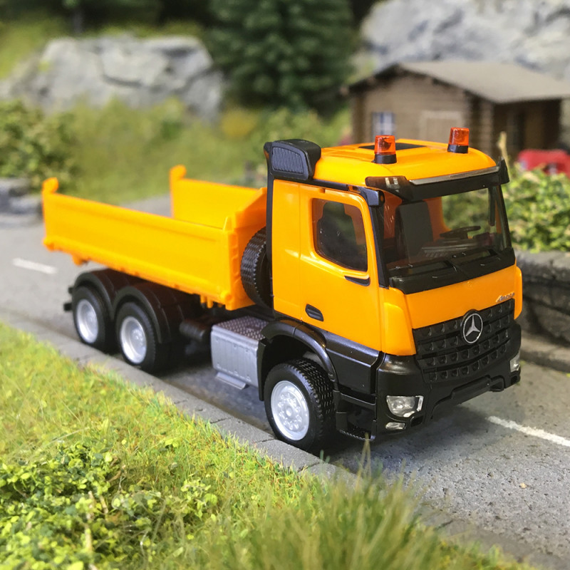 Camion benne basculante, Mercedes-Benz Arocs 18M, à 3 essieux, avec épandeur et lame à neige, orange - HERPA 320061- HO 1/87