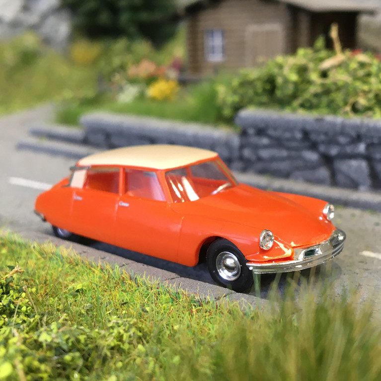 Citroën DS19, orange et crème - BUSCH 48019 - HO 1/87