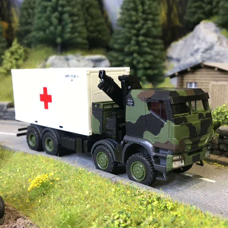 Iveco Trakker, avec grue et conteneur de la Croix Rouge - HERPA 747288 - HO 1/87