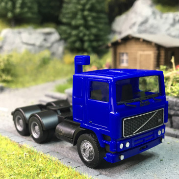Volvo F10, tracteur routier, toit plat, 3 essieux, bleu - HERPA 318082 - HO 1/87