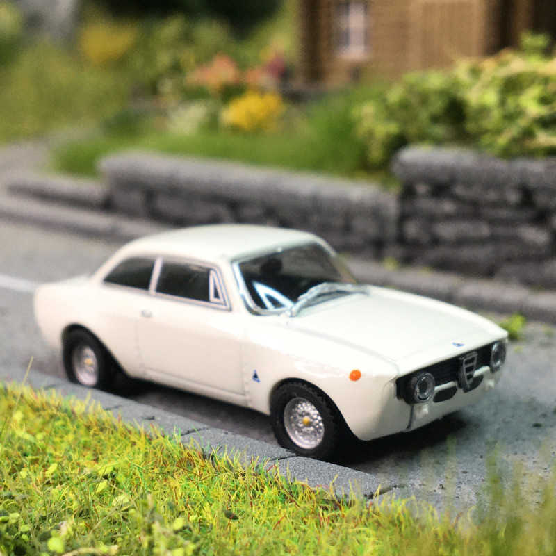 Alfa Romeo Giulia, Gta 1300 Junior, blanc, 1972 - Minichamps 870124024 - 1/87