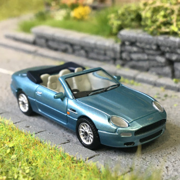 Aston Martin DB7, volante, bleu métallisé, 1994 - PCX 871601 - HO 1/87